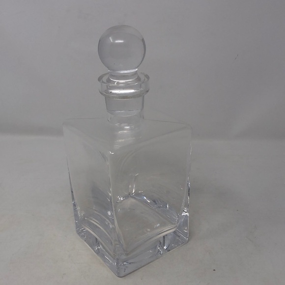 Glass Squared Body and Rounded Topper Decanter - Picture 1 of 6